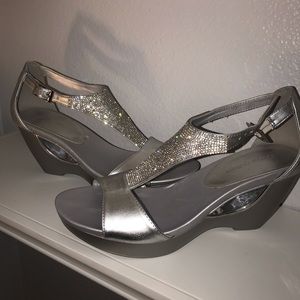 SILVER WOMANS HEELS-SIZE 10